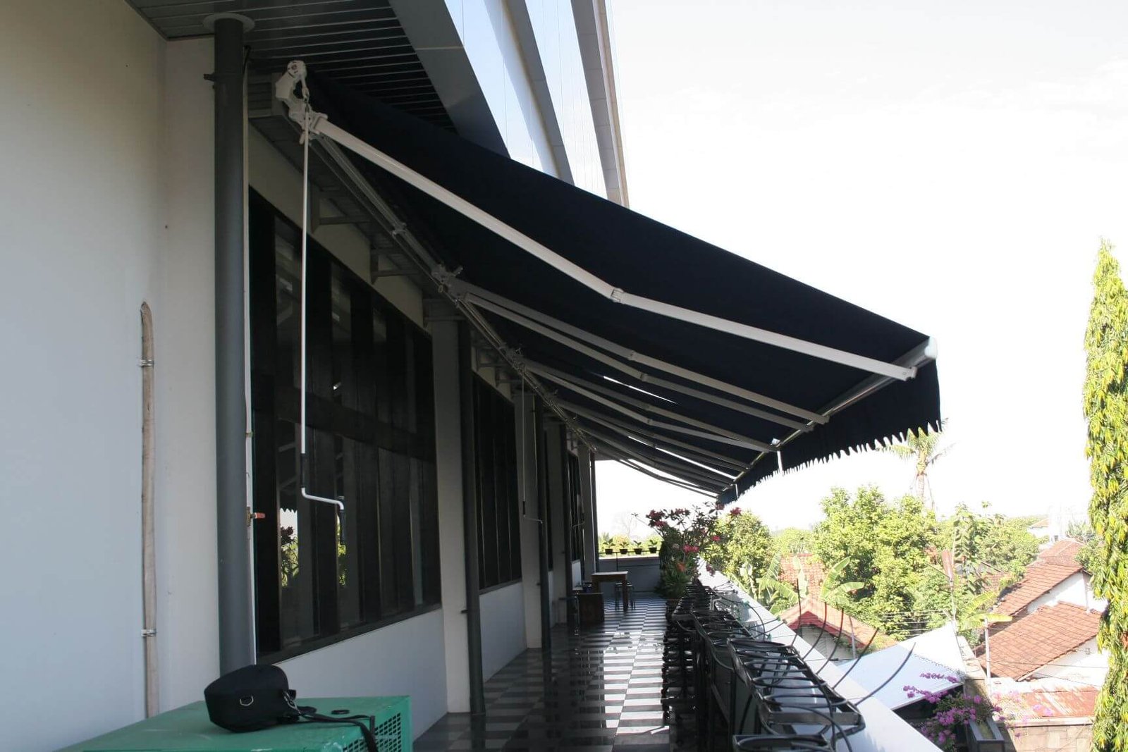 Awning Gulung Praktis untuk Ruko dan Cafe di Tangerang